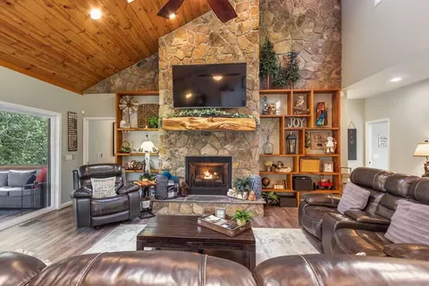 Living - 515 Jasmine Dr, Marble, NC 28905 photo 3 of 6
