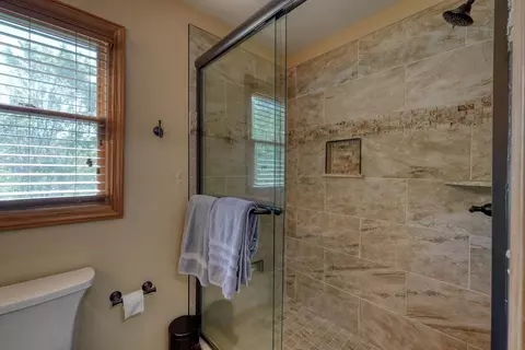 Bath - 249 Buck Ridge Dr, Murphy, NC 28906 photo 3 of 4