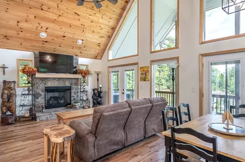 Living - 604 Point Overlook Trl, Murphy, NC 28906 photo 2 of 6