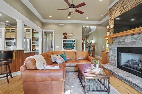 Living - 41 Elm Ct, Murphy, NC 28906 photo 2 of 5
