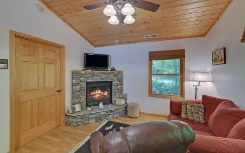Living - 164 Dew Drop Ln, Murphy, NC 28906 photo 4 of 5