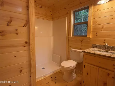 Bath - 730 Whispering Ridge Dr, Murphy, NC 28906 photo 3 of 5