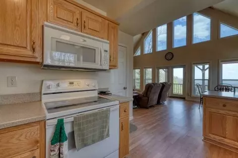 Kitchen - 520 Sahkanaga Dr, Murphy, NC 28906 photo 3 of 4