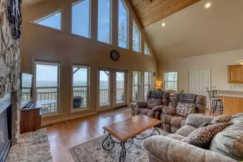 Living - 520 Sahkanaga Dr, Murphy, NC 28906 photo 2 of 3