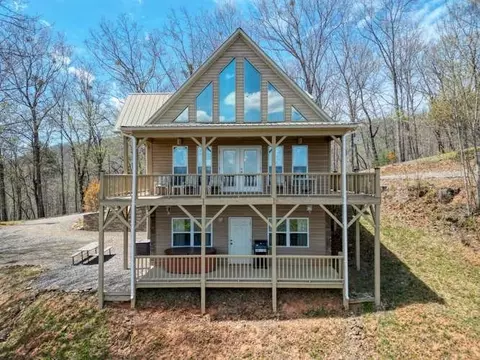 Exterior - 520 Sahkanaga Dr, Murphy, NC 28906 photo 2 of 12