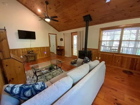 Living - 433 Damons Trl, Murphy, NC 28906 photo 3 of 5