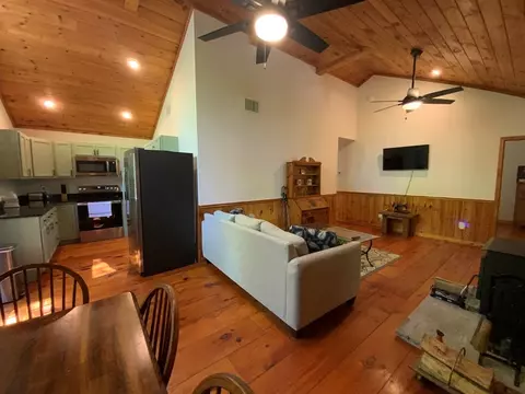 Living - 433 Damons Trl, Murphy, NC 28906 photo 2 of 5