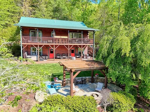 71 Leisure Time Ln, Murphy, NC 28906