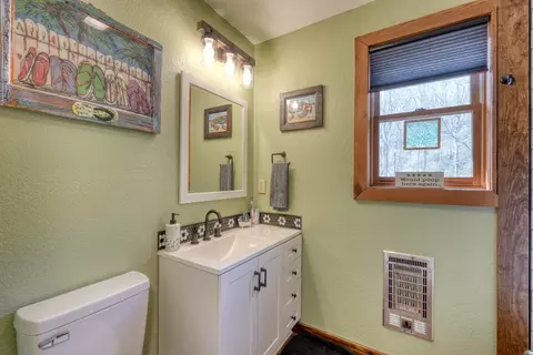 Bath - 520 Farmer Dr, Murphy, NC 28906 photo 3 of 8