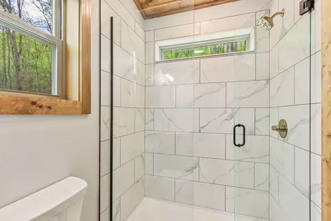 Bath - 73 Oak Branch Dr, Murphy, NC 28906 photo 2 of 8