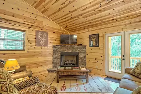 Living - 29 Carrolls Rdg, Murphy, NC 28906 photo 2 of 6