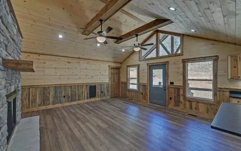 Living - 313 Burger Rd, Murphy, NC 28906 photo 2 of 4
