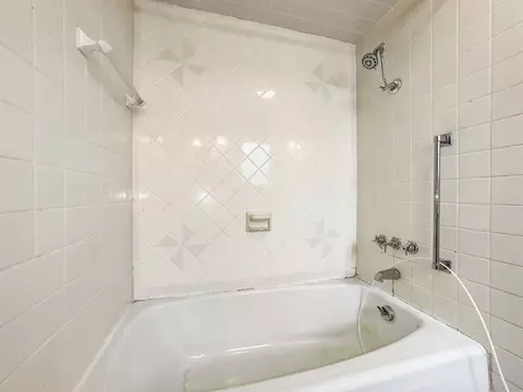 Bath - 27 Bayless St, Murphy, NC 28906 photo 12 of 14