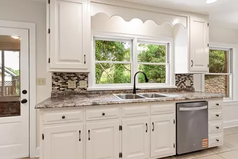 Kitchen - 27 Bayless St, Murphy, NC 28906 photo 5 of 7
