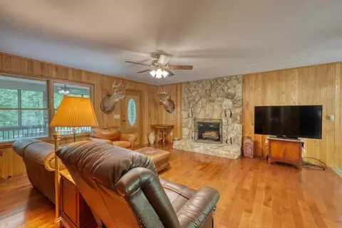 Living - 847 Deer Hill Rd, Murphy, NC 28906 photo 2 of 3