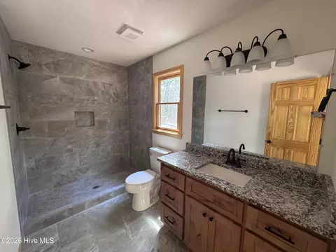 Bath - 109 Chestnut Oaks Dr, Murphy, NC 28906 photo 1 of 2