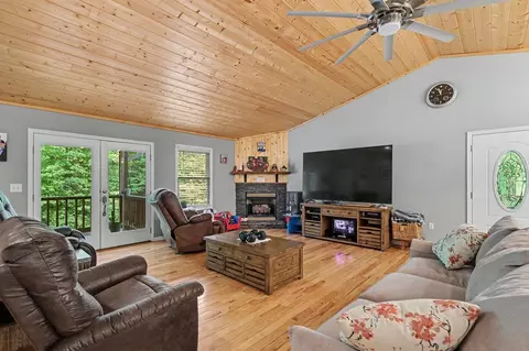 Living - 522 Fred Amos Rd, Murphy, NC 28906 photo 1 of 2