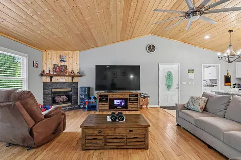 Living - 522 Fred Amos Rd, Murphy, NC 28906 photo 2 of 2