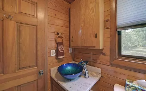 Bath - 440 Beaver Ridge Rd, Murphy, NC 28906 photo 5 of 6