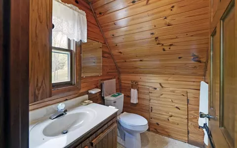Bath - 440 Beaver Ridge Rd, Murphy, NC 28906 photo 2 of 6