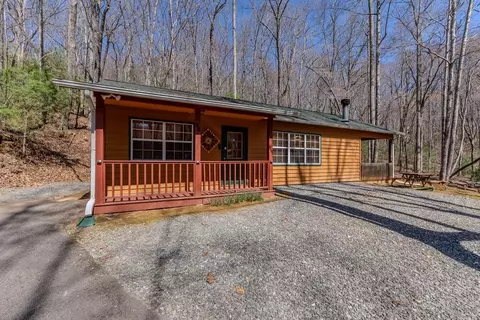 33 Hamlet Cir, Murphy, NC 28906
