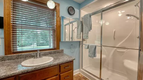 Bath - 515 Barlow Fields Dr, Hayesville, NC 28904 photo 2 of 3