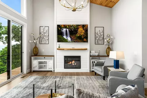 Living - 372 Heritage Trl, Murphy, NC 28906 photo 2 of 8