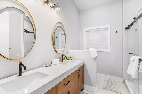 Bath - 372 Heritage Trl, Murphy, NC 28906 photo 2 of 6