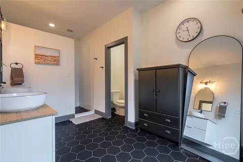 Bath - 130 Live Oak Ln, Comer, GA 30629 photo 3 of 5