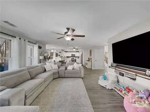 Living - 88 Fair Oaks Ct, Commerce, GA 30529 photo 3 of 3