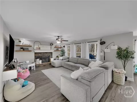 Living - 88 Fair Oaks Ct, Commerce, GA 30529 photo 2 of 3