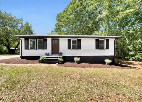 Exterior - 858 Clairmont Ave, Comer, GA 30629 photo 2 of 8
