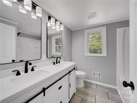 Bath - 858 Clairmont Ave, Comer, GA 30629 photo 1 of 3