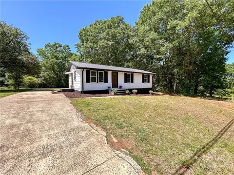 Exterior - 858 Clairmont Ave, Comer, GA 30629 photo 8 of 8