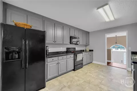 Kitchen - 335 Elizabeth Ct, Colbert, GA 30628 photo 2 of 3