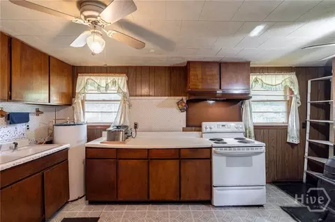 Kitchen - 943 Clairmont Ave, Comer, GA 30629 photo 2 of 3