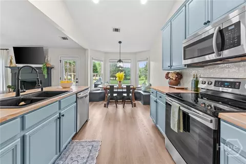 Kitchen - 1011 Shelnutt Dr, Bishop, GA 30621 photo 3 of 8