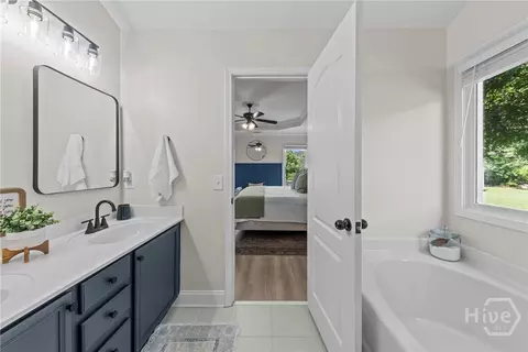 Bath - 1011 Shelnutt Dr, Bishop, GA 30621 photo 2 of 7