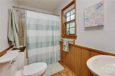 Bath - 3383 Wolf Dr, Gainesville, GA 30506 photo 2 of 4