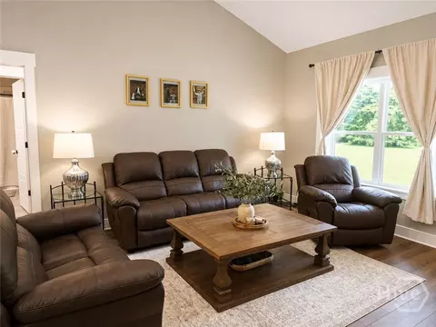 Living - 521 Borders, Commerce, GA 30530 photo 1 of 4