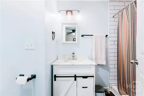 Bath - 72 Terry Dee Ln, Colbert, GA 30628 photo 1 of 4