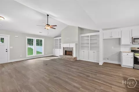 Living - 71 Syacmore Dr #20, Colbert, GA 30628 photo 3 of 5