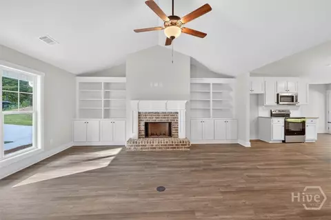 Living - 71 Syacmore Dr #20, Colbert, GA 30628 photo 2 of 5