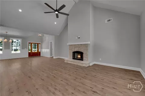 Living - 105 Carlan Rd, Commerce, GA 30530 photo 4 of 5