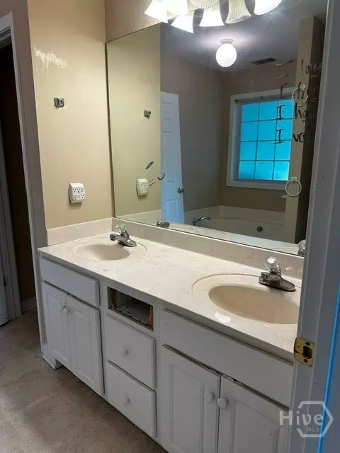 Bath - 260 Westgate Dr, Athens, GA 30607 photo 2 of 3