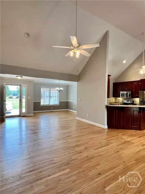 Living - 75 Kristin Ct, Colbert, GA 30628 photo 2 of 4
