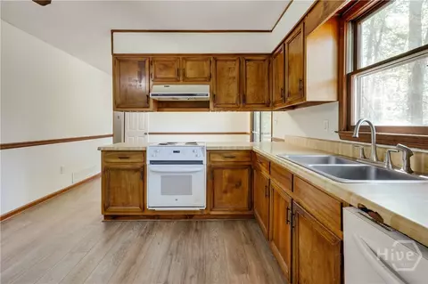 Kitchen - 110 Flannigans Pl, Athens, GA 30605 photo 2 of 3