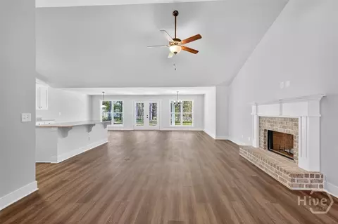 Living - 108 Sycamore Dr #19, Colbert, GA 30628 photo 2 of 6