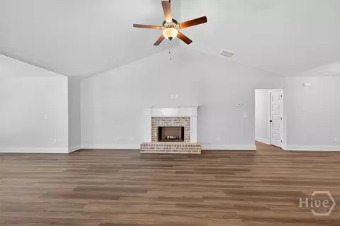 Living - 108 Sycamore Dr #19, Colbert, GA 30628 photo 4 of 6