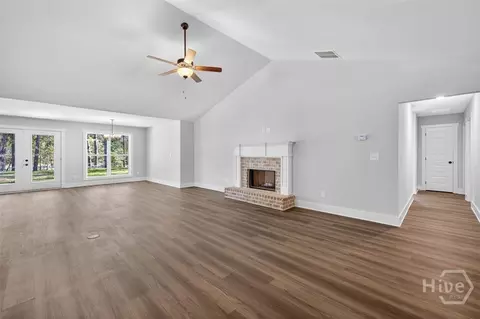 Living - 108 Sycamore Dr #19, Colbert, GA 30628 photo 3 of 6
